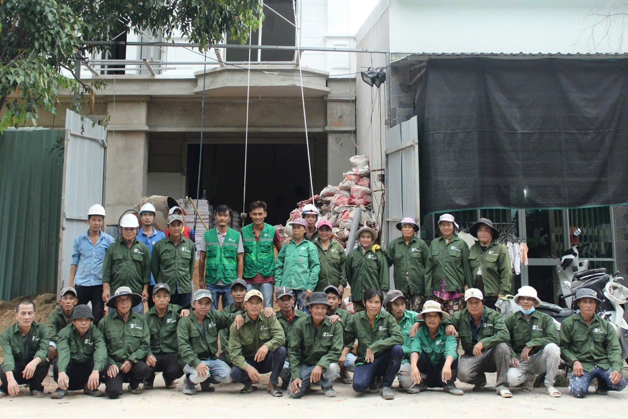 Đội thi công N&N Home trong đồng phục công ty tại công trình đang xây dựng