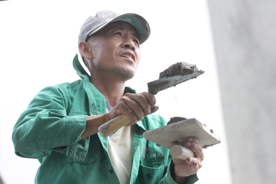 Hình ảnh đội thợ N&N Home đang thi công tô lại tường