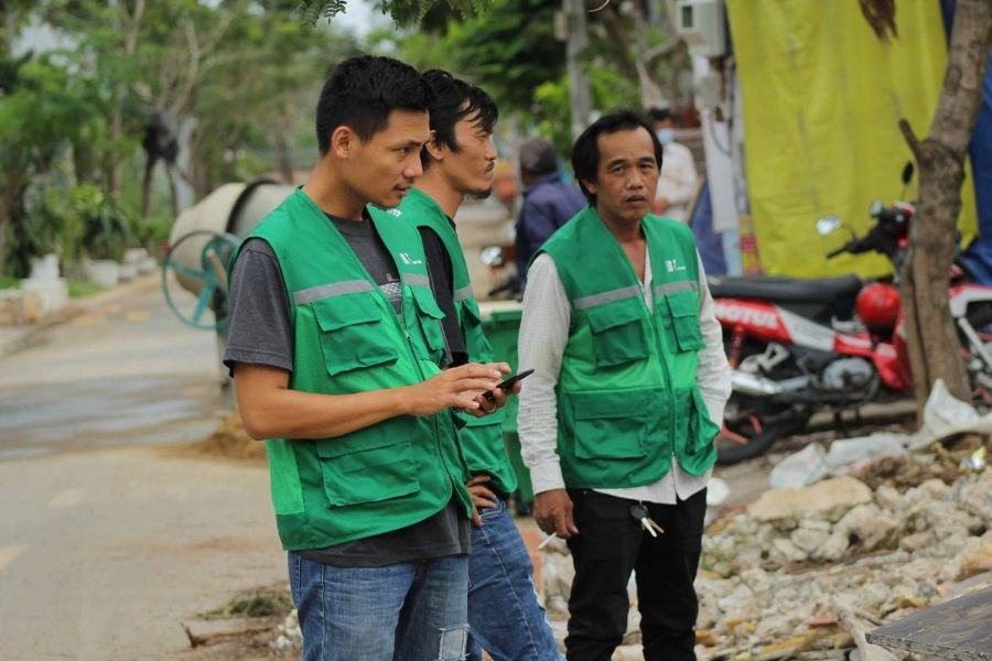 Hình ảnh kiến trúc sư đang khảo sát công trình