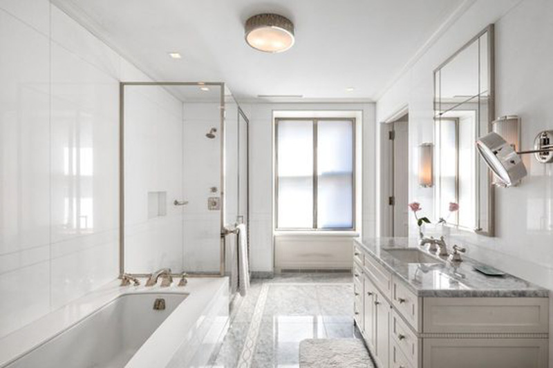 thiết kế nhà tắm rộng rãi tông màu trắng