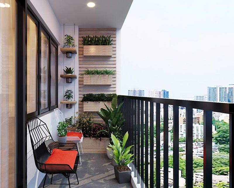 Ban công nhỏ với vườn đứng, bàn ghế thư giãn sau khi cải tạo nhà tập thể cũ 40m2